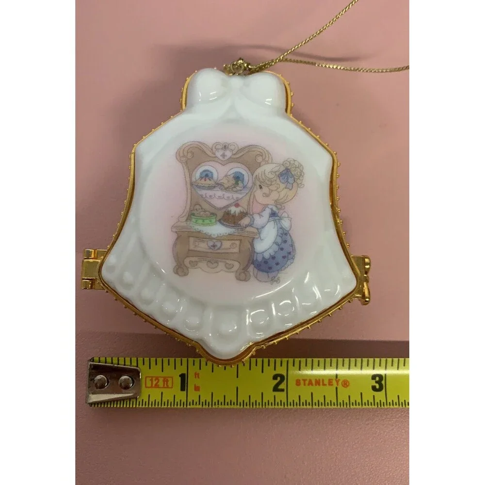 Precious Moments Photo Locket Bakery Ornament “Special place In My Heart” 2001